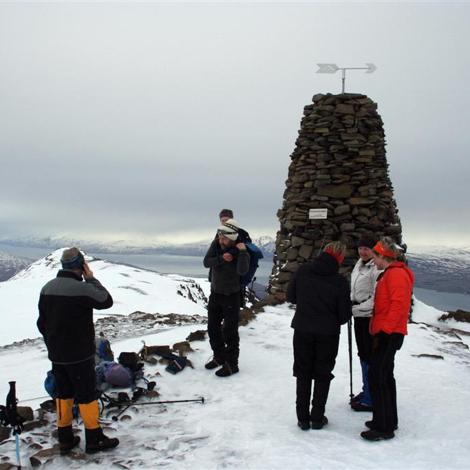 Nestis og símatími við vörðuna