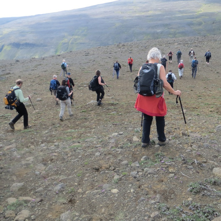 Gengið í átt að Vesturdal í góðu veðri