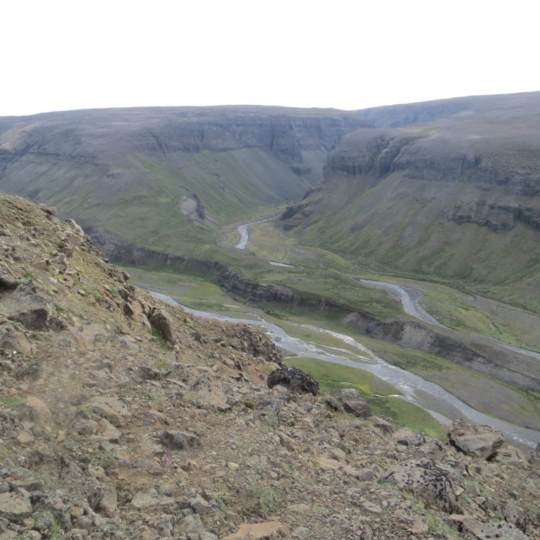 Útsýn af brún Vesturdals, sér inn í Hraunþúfugil