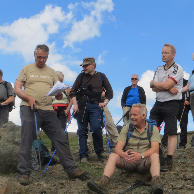 Hjalti fræðir okkur um svæðið við Hraunþúfuklaustur