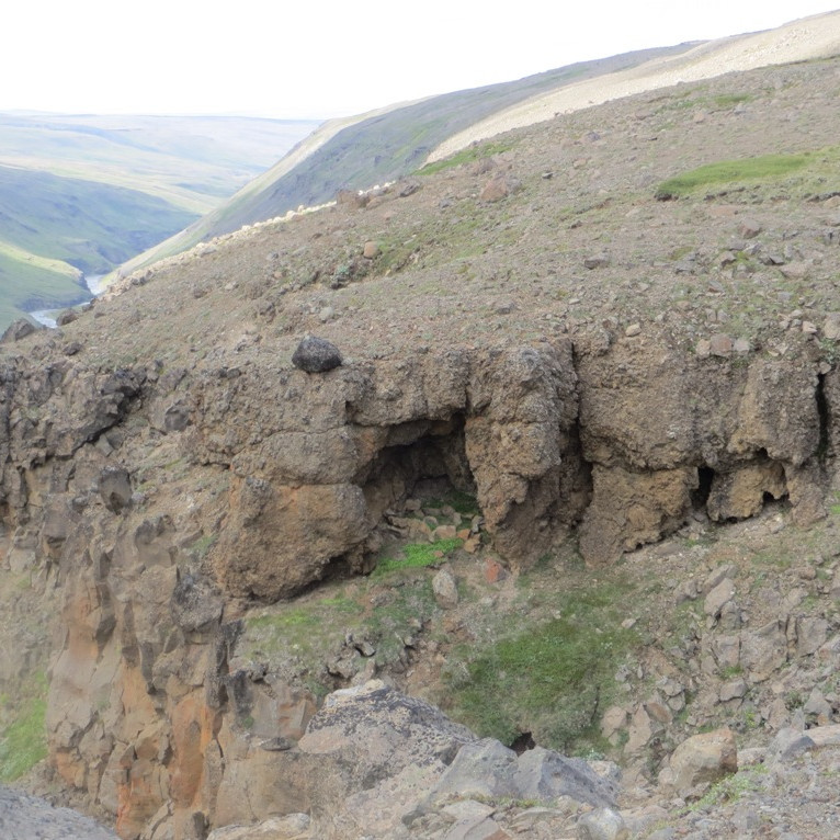 Háabaðstofa er efst í brúninni