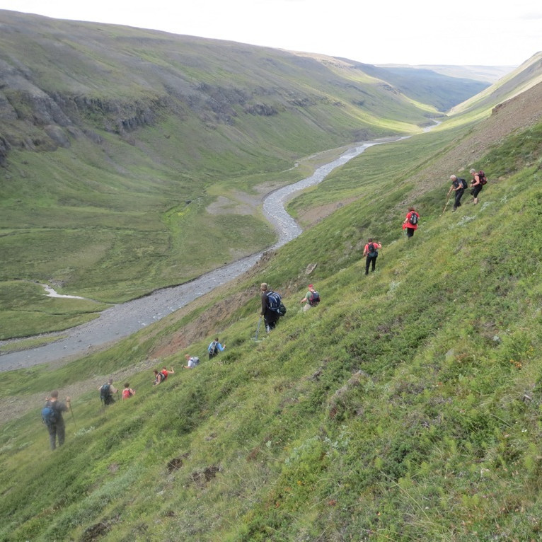 Nokkuð bratt er niður Þorljótsstaðarununa