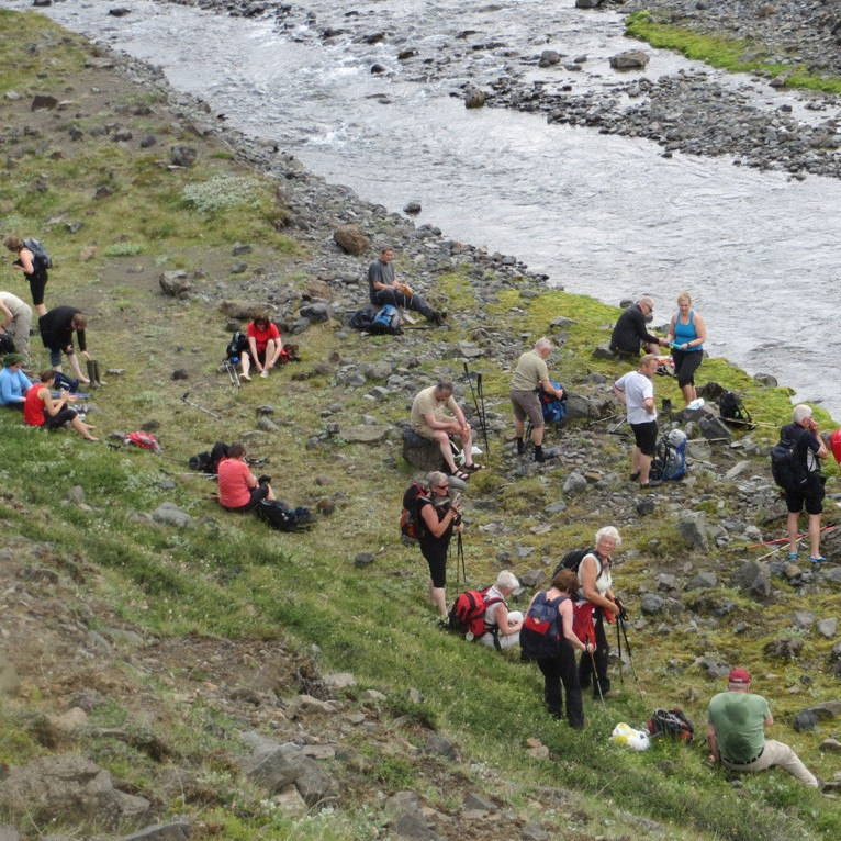 Farið í vaðskóna á bakka Runukvíslar