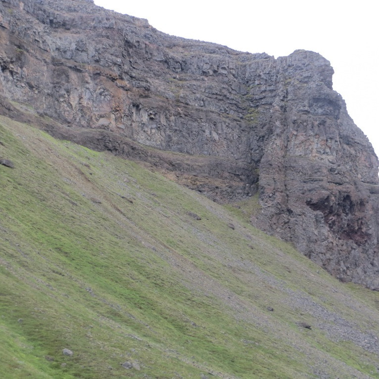 Hraunþúfu ber við loft