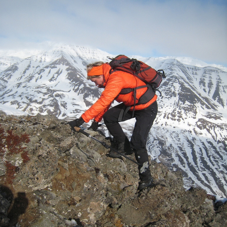 Lína að klöngrast í grjótinu