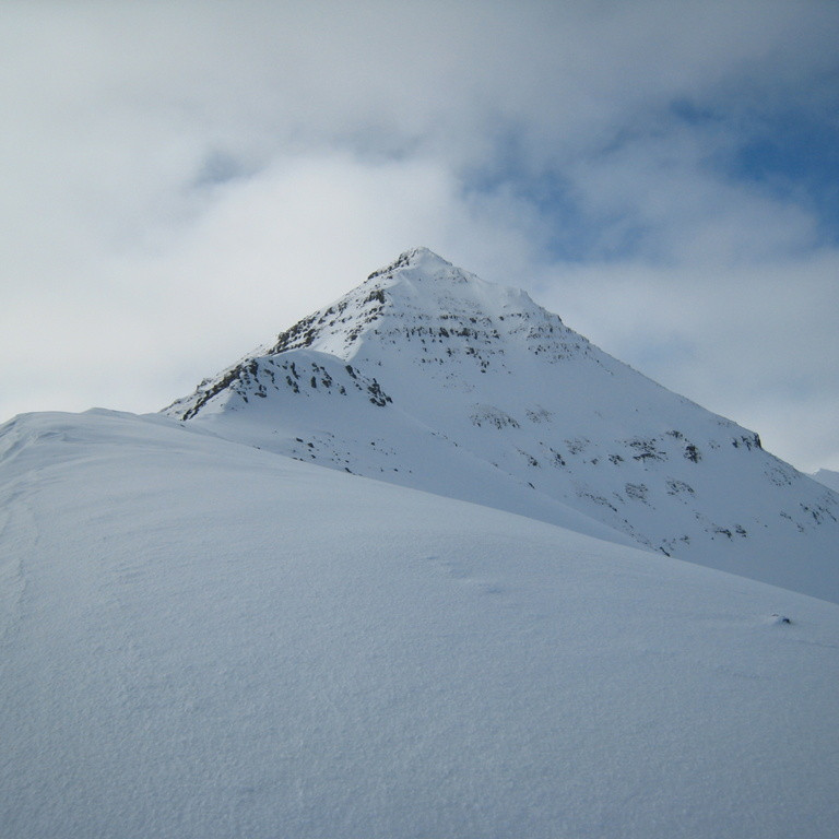 Toppur Hvassafellsfjalls sem kallaður er Hestur