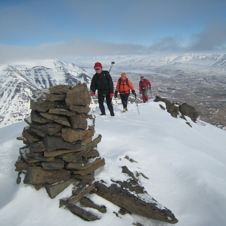 Komin upp á topp, þarna er vel byggð lítil varða