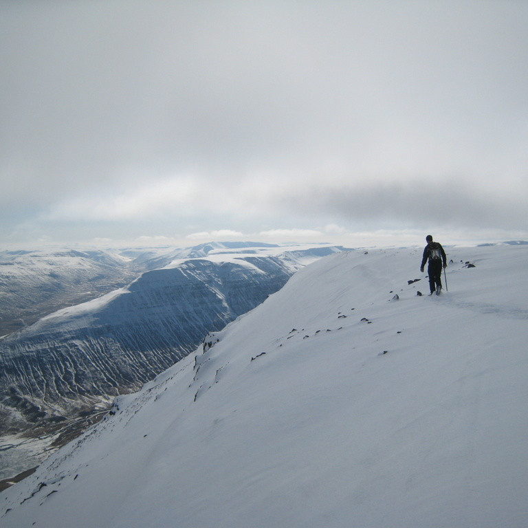 Genigð fram á brún og litið til suðurs, Hleiðargarðsfjall blasir við