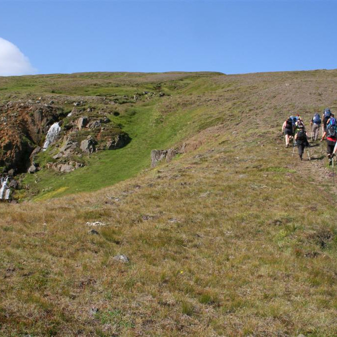 Gengið upp með fossum