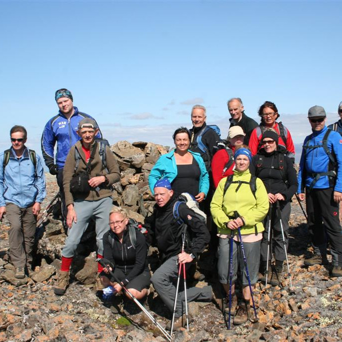 Göngugarpar við vörðuna á Kaldbak