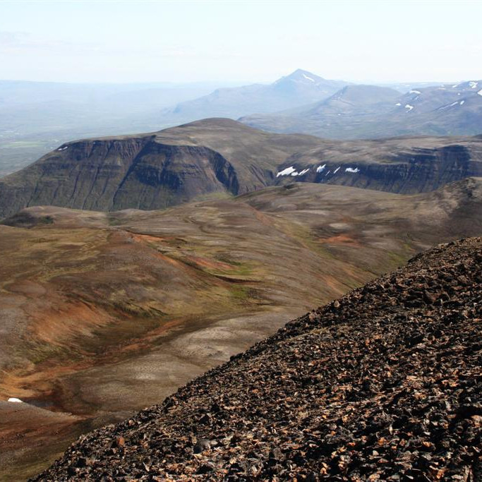 Grísafell og Vatnshlíðarhnjúkur í miðri mynd