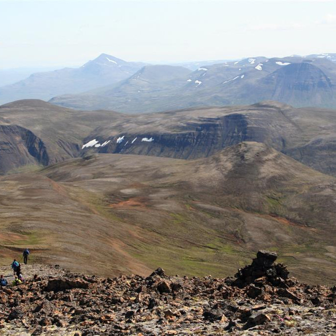 Niður af Kaldbak, Mælifellshnjúkur og Valadalshnjúkur fjærst t.h.