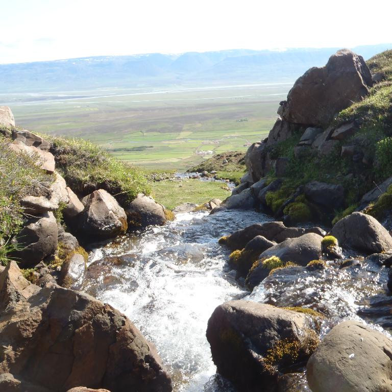 Bærinn Hóll Héraðsvötn, Tungufjall beint á móti Axarhjúkur t.v. Hjaltastaðafjall til hægri