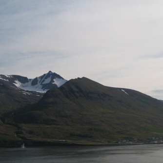 Kerinn fyrir miðju, séð frá Kleifum