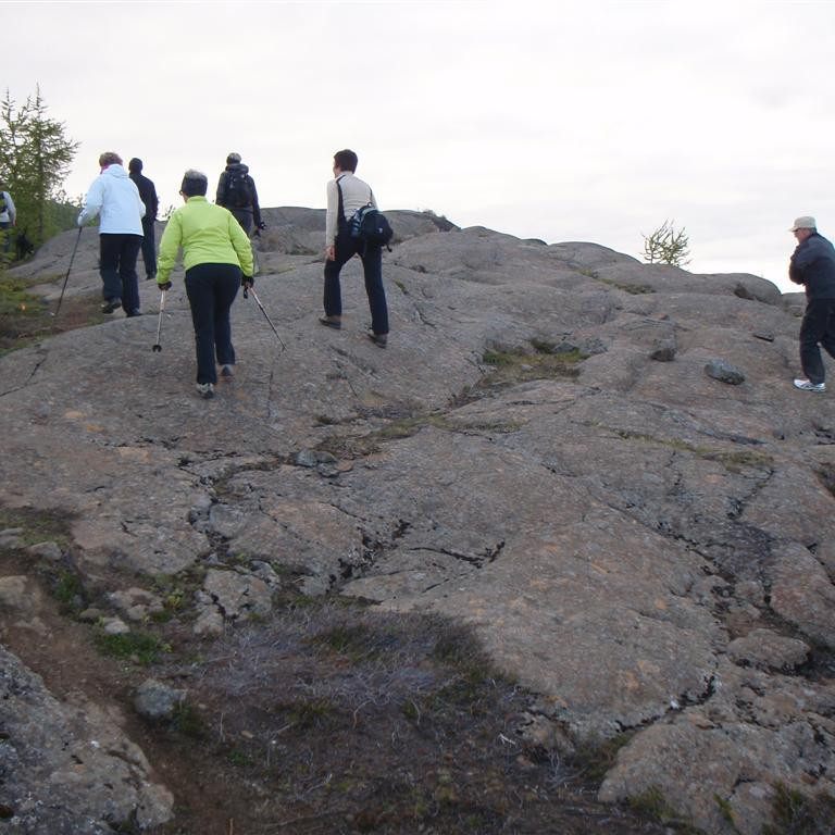 Gengið eftir brún Langakletts