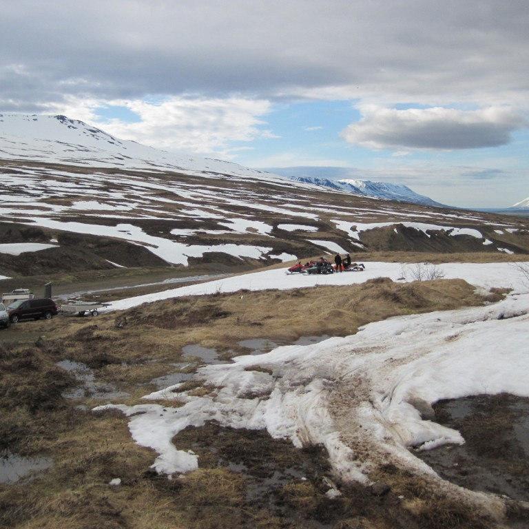 Snjórinn alveg á síðustu metrunum við bílaplan
