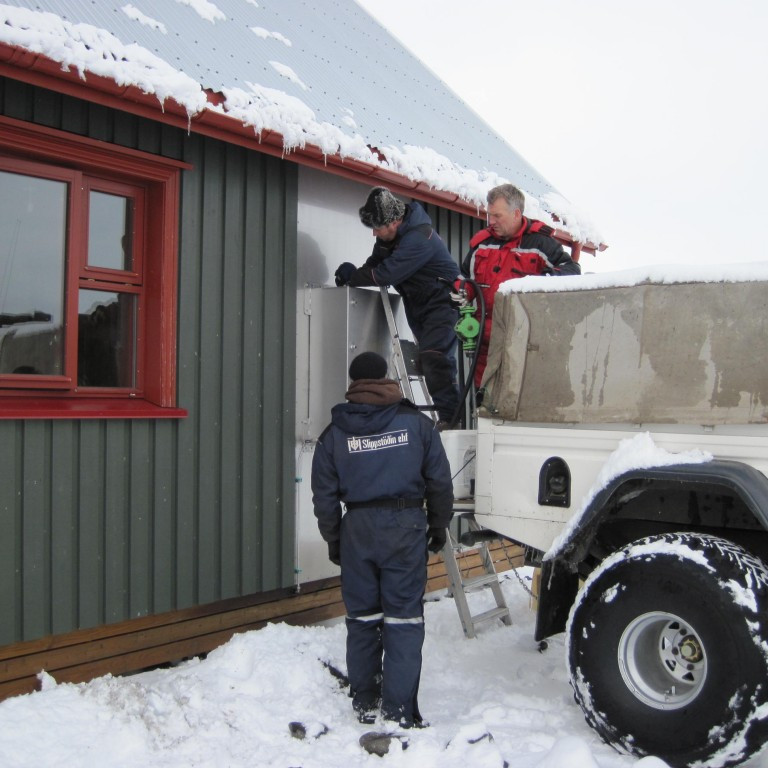 Olíu bætt  á tanka