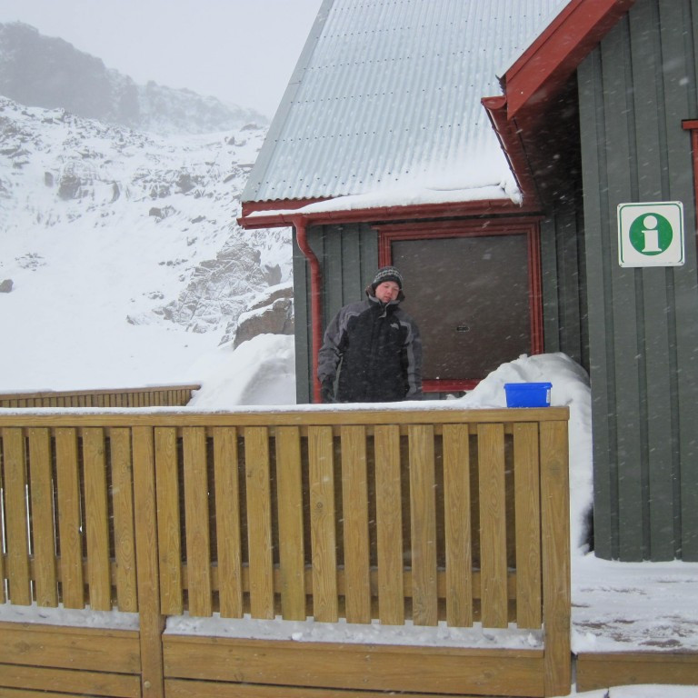 Gluggahlerum komið fyrir á sínum stað