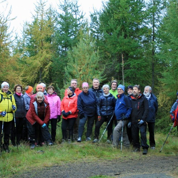 Gönguhópur FFA í fallegu skógarrjóðri norðvestan Glerár þ. 18. sept. 2019.