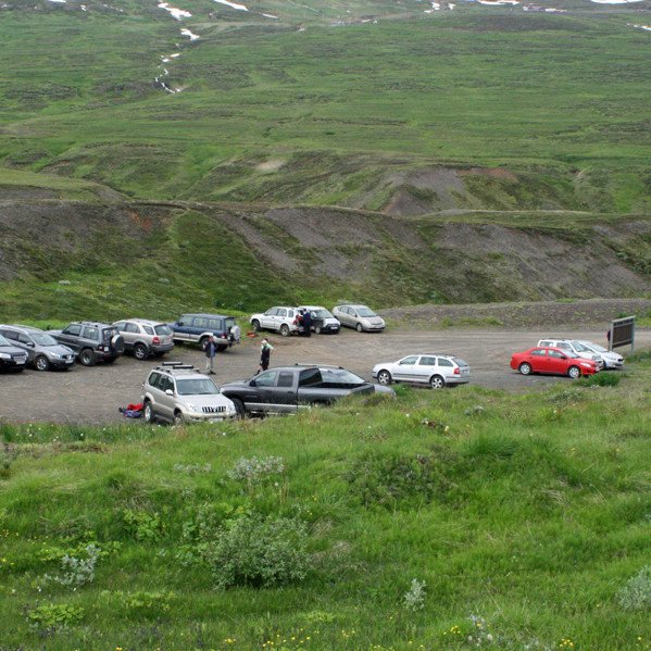 Fjöldi bíla (17) við Heimari-Hlífá þ. 20.07.13 vitnar um vinsældir gönguleiðar FFA upp á Súlur.