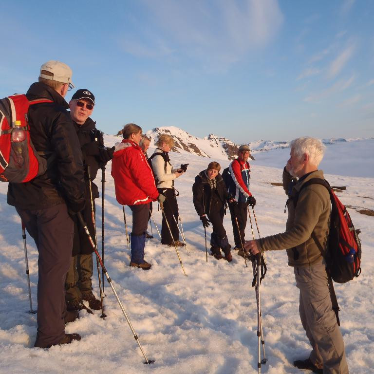 Kári  að tilkynna heimasitjandi fararstjóra af hverju hann missti