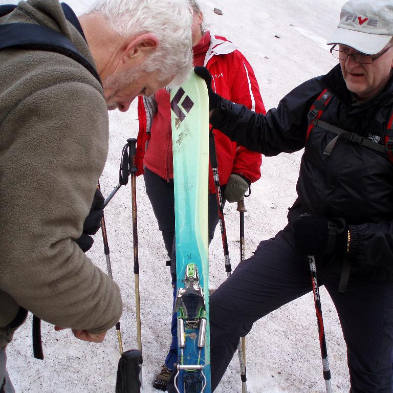Í gilinu fannst forláta skíði,var skilið eftir hjá löðreglunni á Dalvík