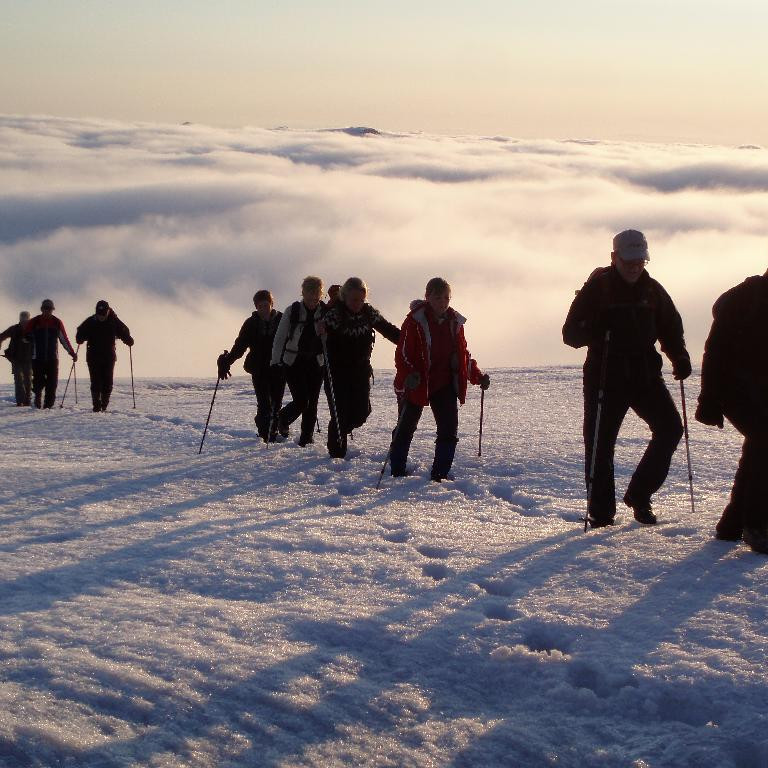 Gleðistraumur fór um hópinn þegar gengið var upp úr þokunni