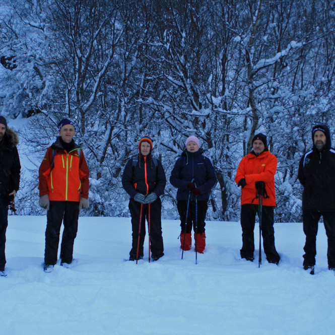 Lagt af stað í göngu frá bílastæði neðan Vaðlareits.