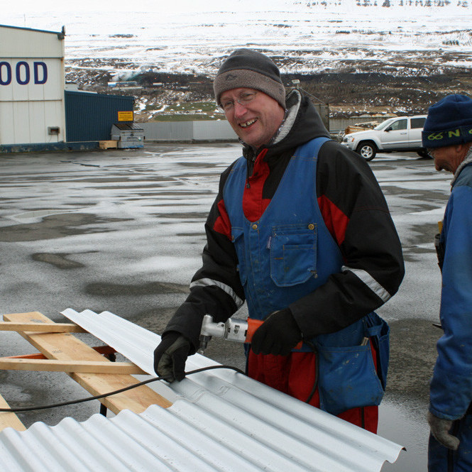 Hjalti Jóhannesson að klippa til aluzink plötu.