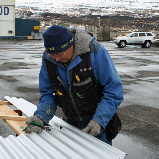 Hilmar Antonss að klippa aluzink plötu.