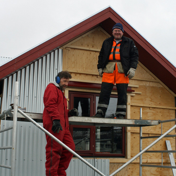 Frímann og Árni Gísla að klæða stafn meginskálans með aluzink plötum.