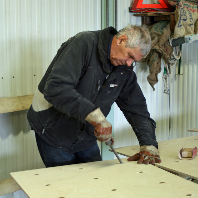 Haukur Ívarss að raspa krossviðarplötu í kojubotn.