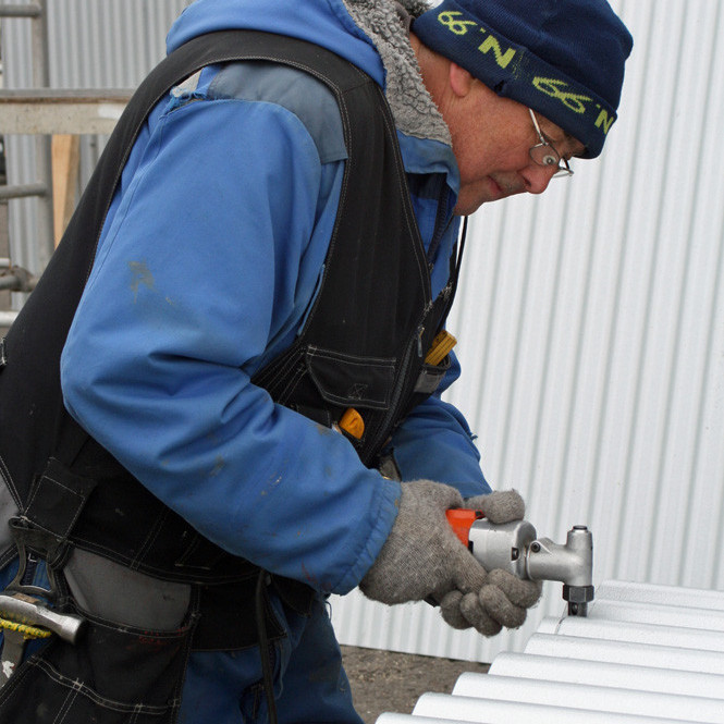 Hilmar Antonss að klippa aluzink plötu.