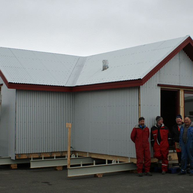 Í lok vinnudags: búið að klæða nýja skálann að utan með aluzink plötum.