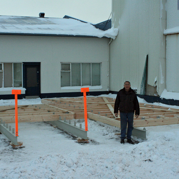 Undirstöður forstofu og meginskála frágengnar.