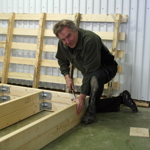 Grímur Laxdal að festa vinkla í grind Nýja-Lamba.