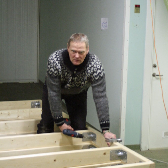 Valur Magnússon að festa vinkla í grind Nýja-Lamba.