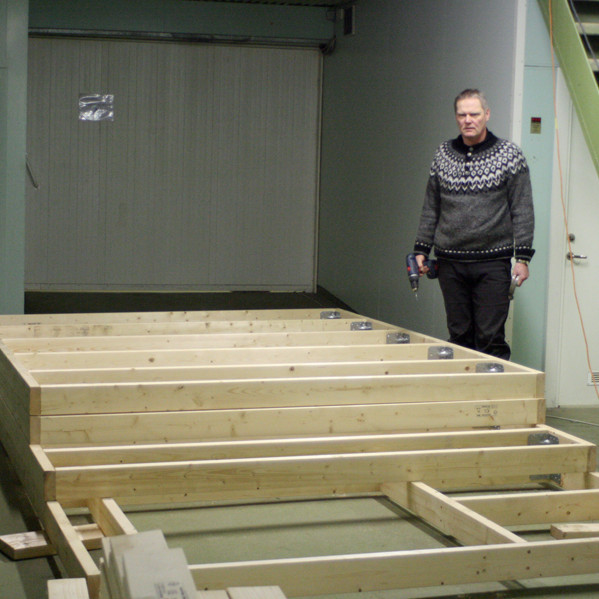 Valur Magnússon hjá stafla af einingum í veggi Nýja-Lamba.