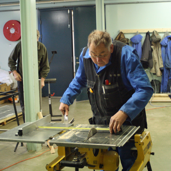 Hilmar Antonsson að stilla veltisög.