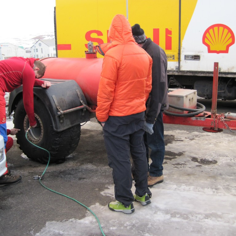 Fyrsta verk var að koma lofti í dekk á kálfinum sem  Landsvirkjun á og lánaði í ferðina