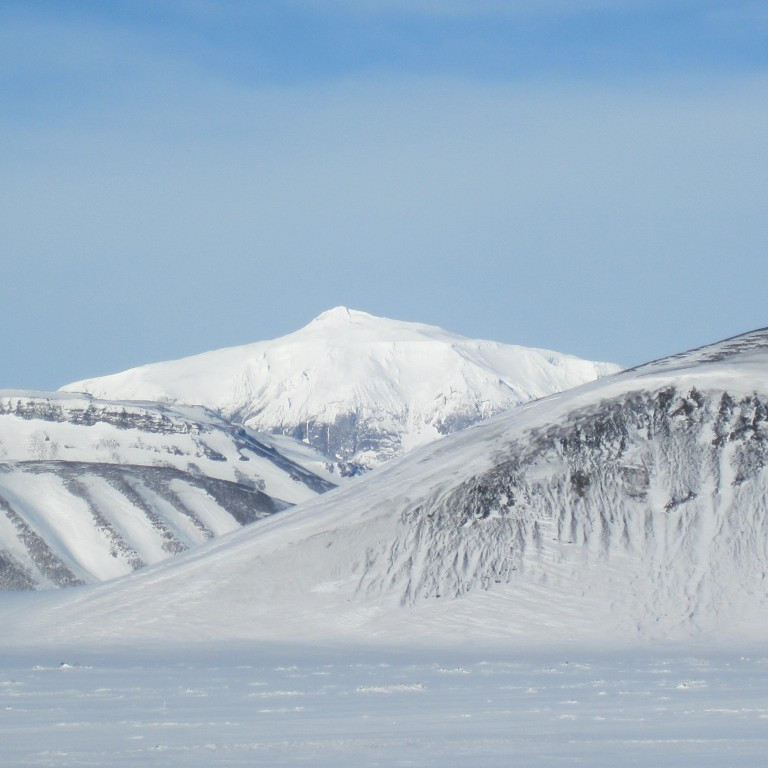 Hér gægist Herðubreið á milli Herðubreiðartagla og Miðfells