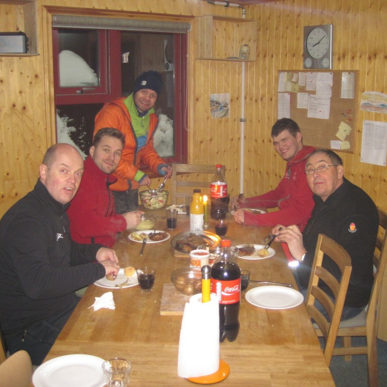 Að loknu dagsverki olían komin á sinn stað og hefðbundið grill í Fjólubúð
