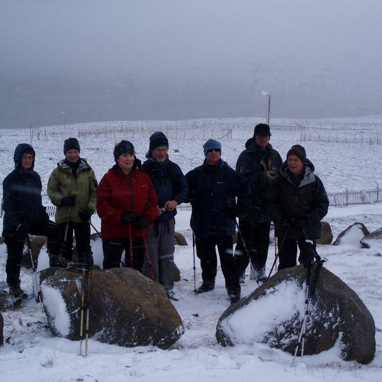 Komið að listaverkinu sem var að hluta til undir snjó.