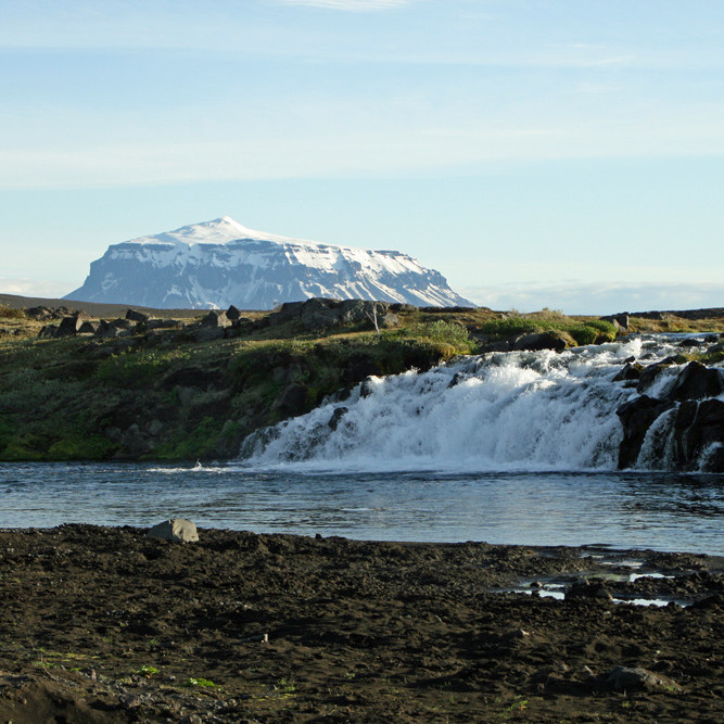 Við Grafarlandaá: Herðubreið og fossinn Gáski.