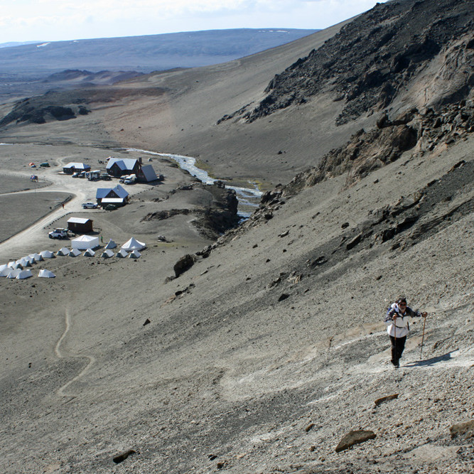 Á leið upp á Dyngjufjöll. Horft yfir skálasvæðið við Drekagil