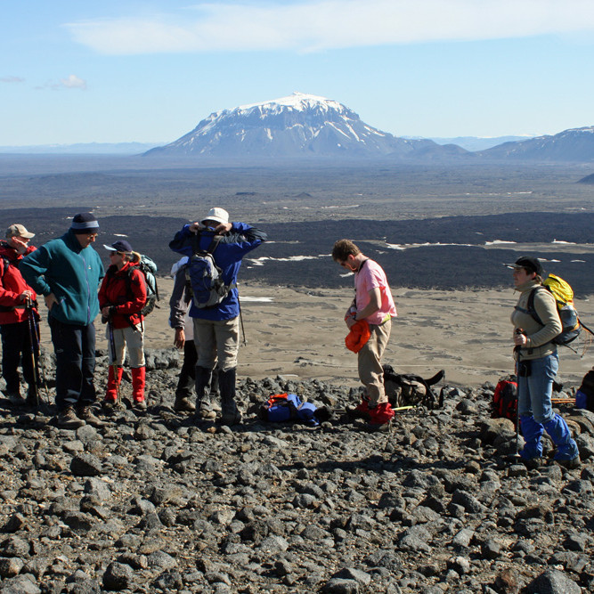 Stutt áning austan á Dyngjufjöllum. Horft yfir Vikrahraun til Herðubreiðar.
