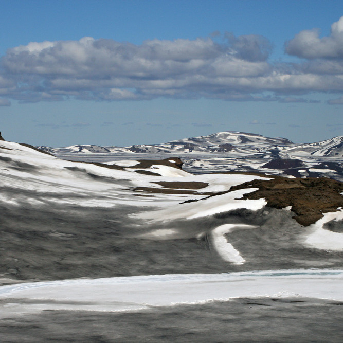 Austan á Dyngjufjöllum. Horft til norðurs. Askan frá Grímsvatnagosinu 2011 er áberandi í snjónum.
