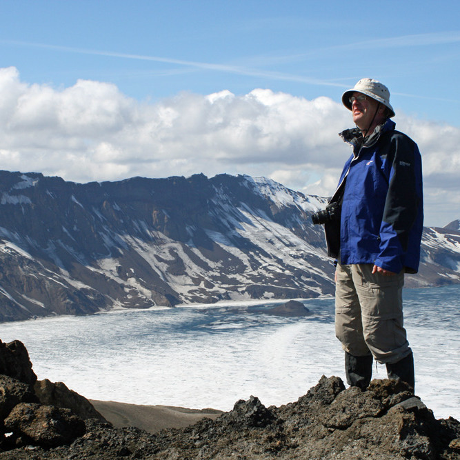 Pieter á austurbarmi Öskju: Horft yfir Öskjuvatn til Þorvaldsfjalls.