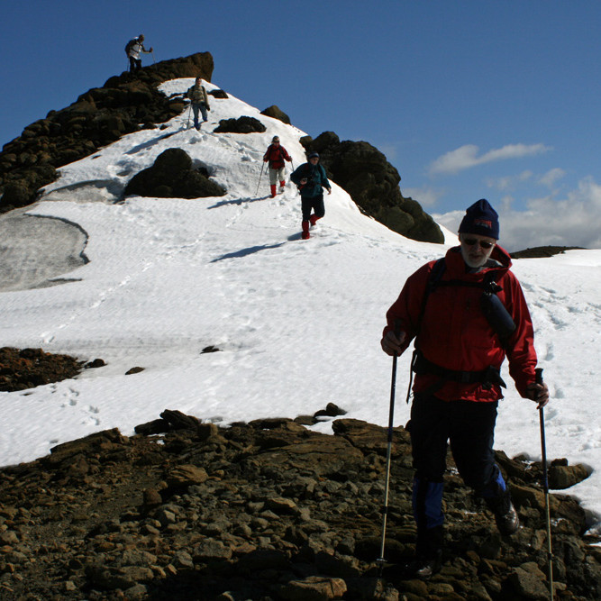 Á leið um hnjúka og nýsnævi norður austurbarm Öskju.