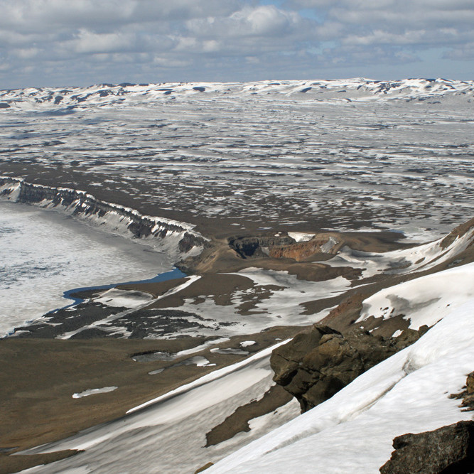 Horft af austurbarmi Öskju yfir norðurbarm Öskjuvatns og Víti.
